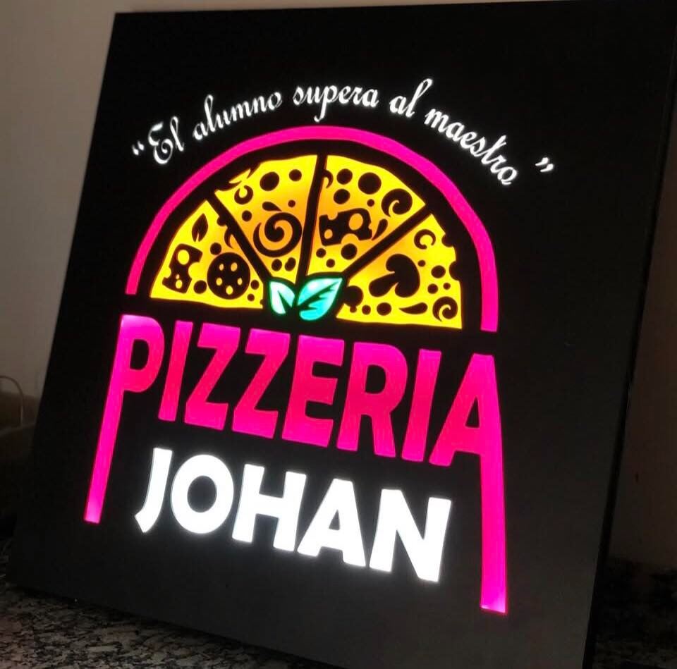 Letrero luminoso real para pizzería con iluminación rosa y blanca.